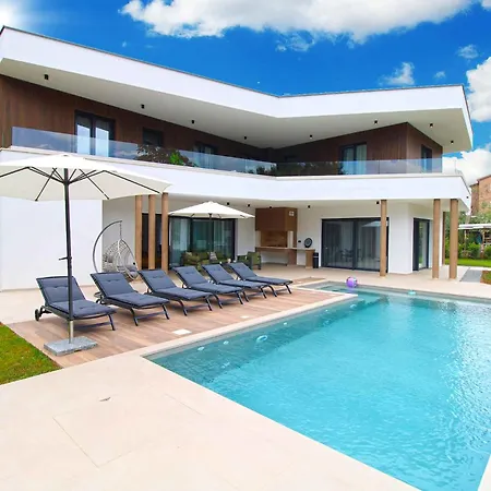 With Pool In Sisan-istrien 51456 Šišan