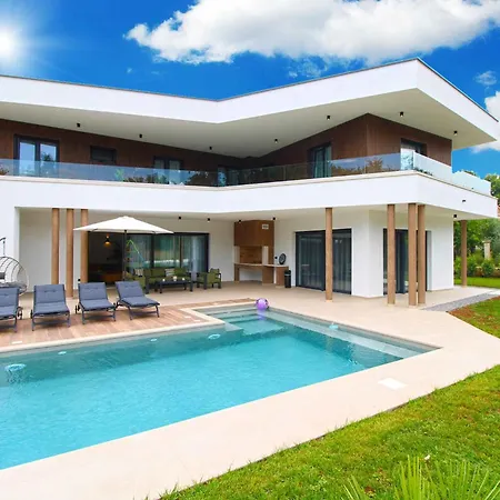 With Pool In Sisan-istrien 51456